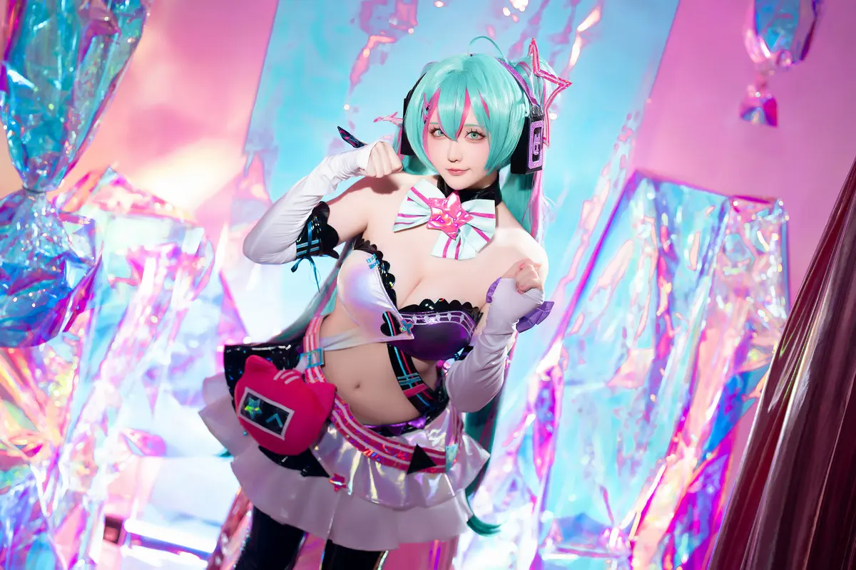 Coser小姐姐星之遲遲Miku初音未來喵斯快跑主題性感內衣配黑皮長襪秀完美身材誘惑寫真