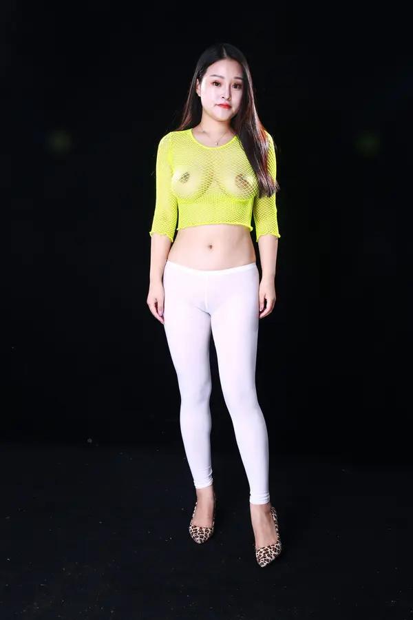 國模小依人體私拍套圖