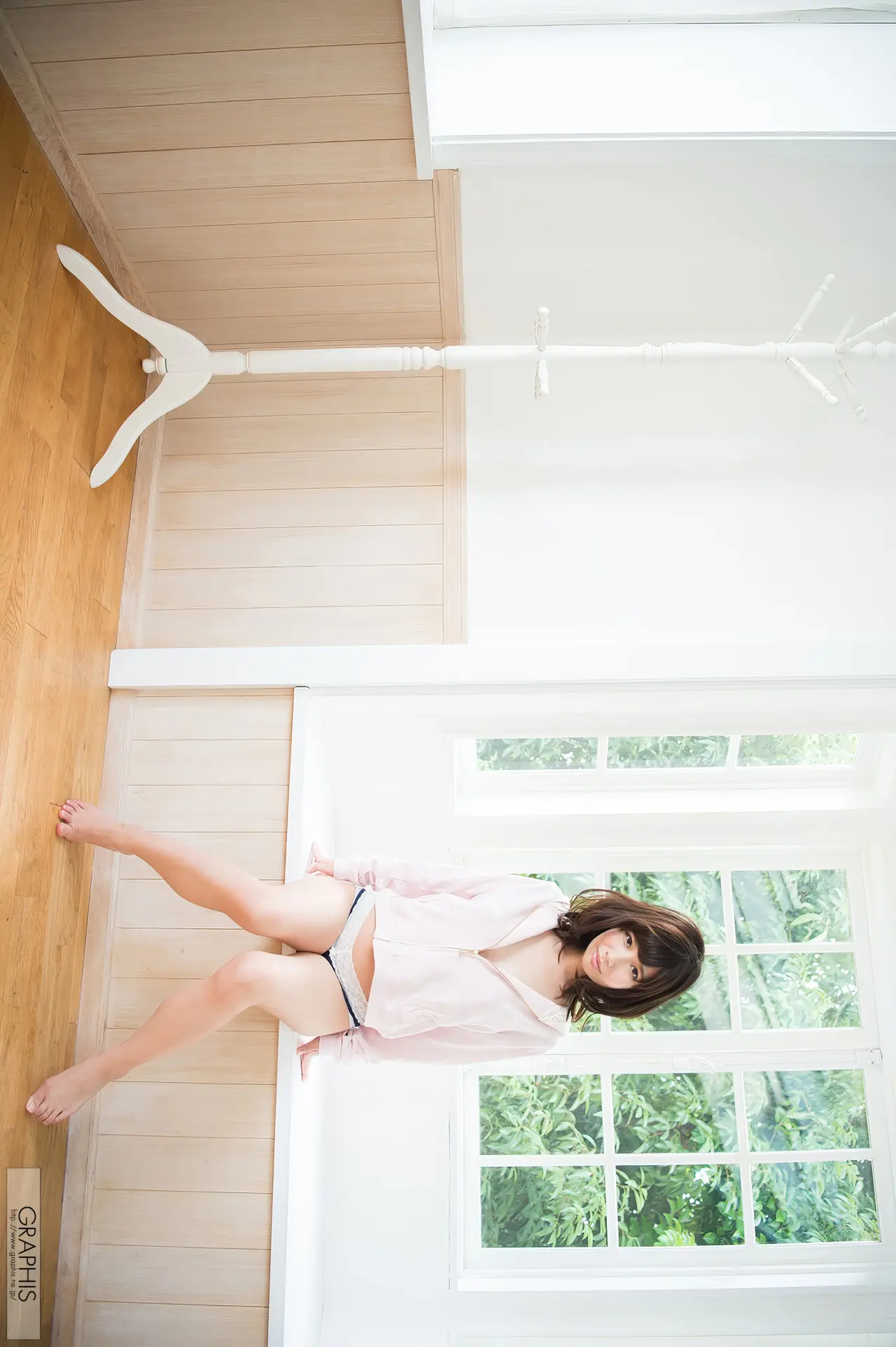 [栗衣みい] 展現傲人飽滿上圍 逆天長腿讓人擋不住
