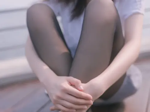 [兔玩映畫] - 少女裙下的黑絲透露著的腳趾