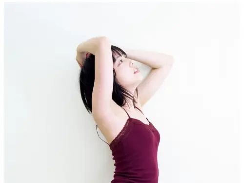 [松田るか] 大眼正妹白嫩身材一覽無遺：元氣滿滿