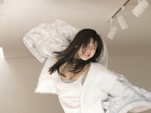 小倉優香, [YS-Web] Vol.811 「女神降臨」 1st week