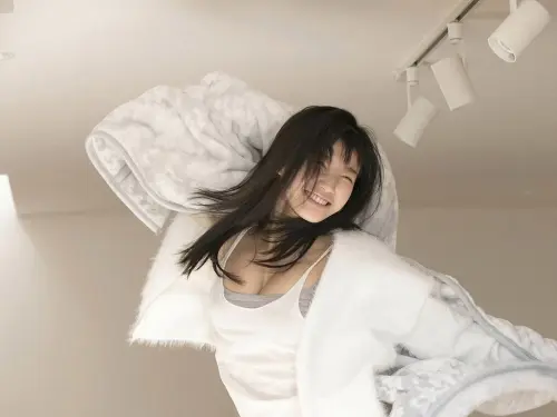 小倉優香, [YS-Web] Vol.811 「女神降臨」 1st week
