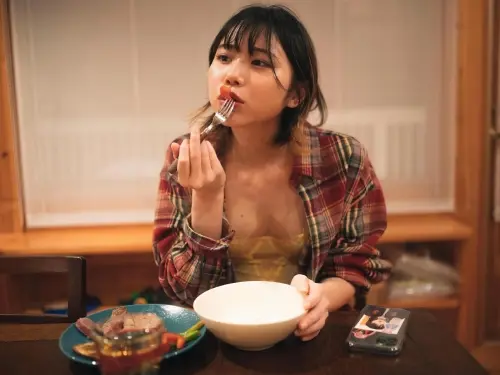 [仁藤りさ] 性感尤物火辣曲線不藏了 勾引眾人的心