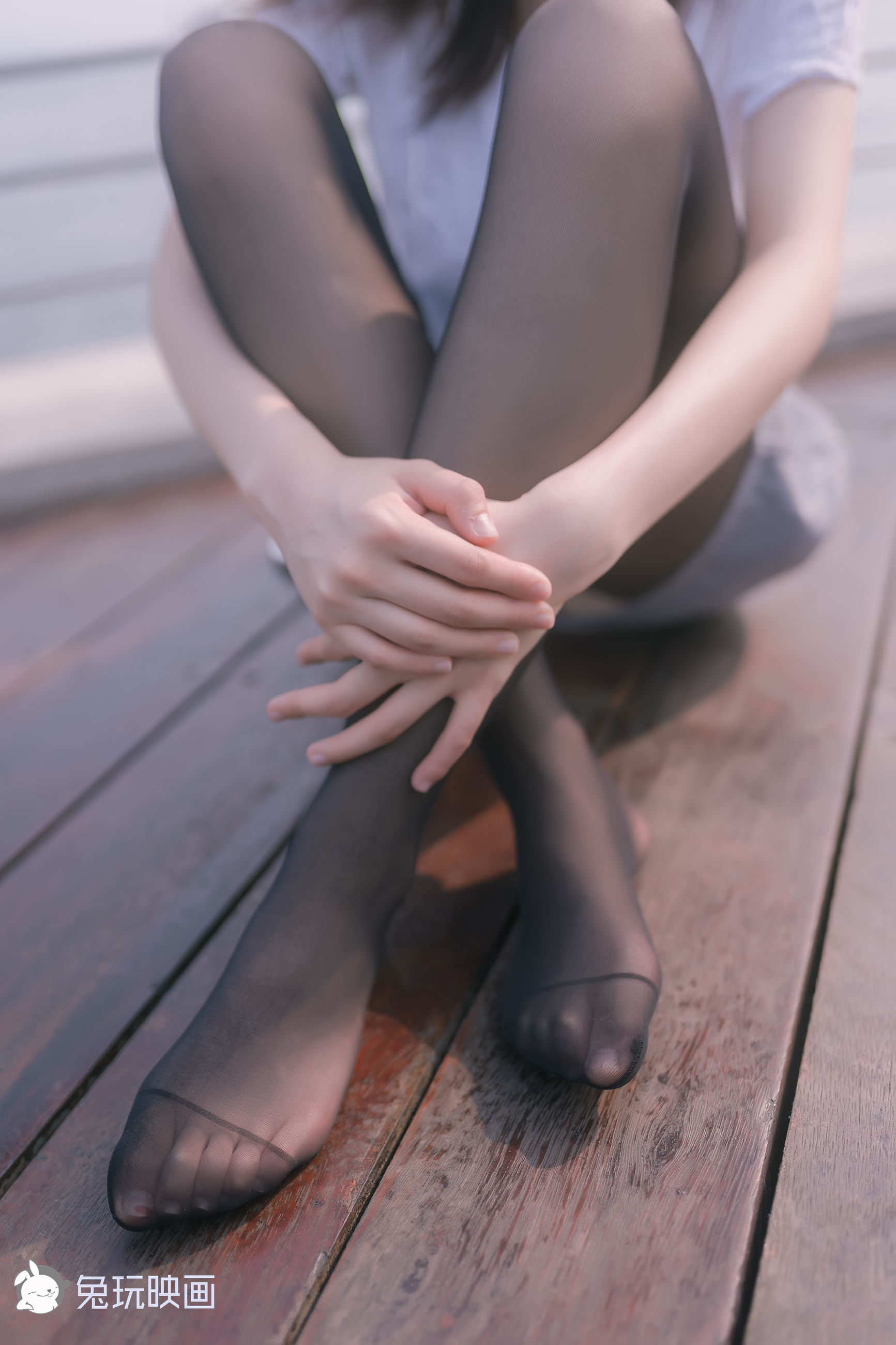 [兔玩映畫] - 少女裙下的黑絲透露著的腳趾