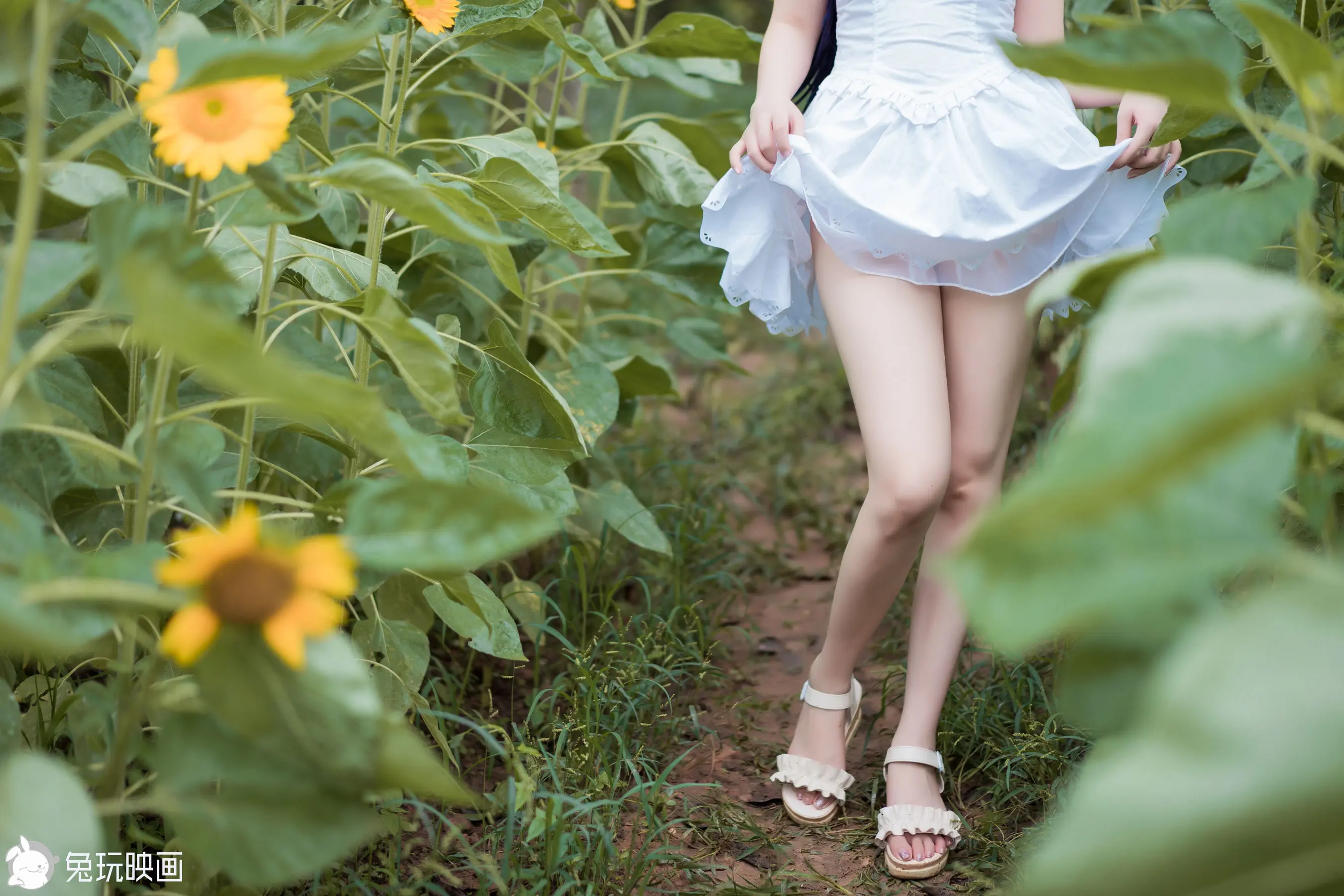 [兔玩映畫] - 花田里的黑貓妹妹