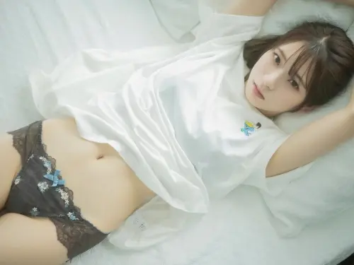 [紅羽りお] 包再緊也藏不住的胸猛身材