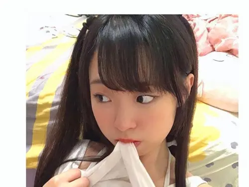 香港小清新正妹晴兒Littleshine 輕鬆挑戰放手飲奶