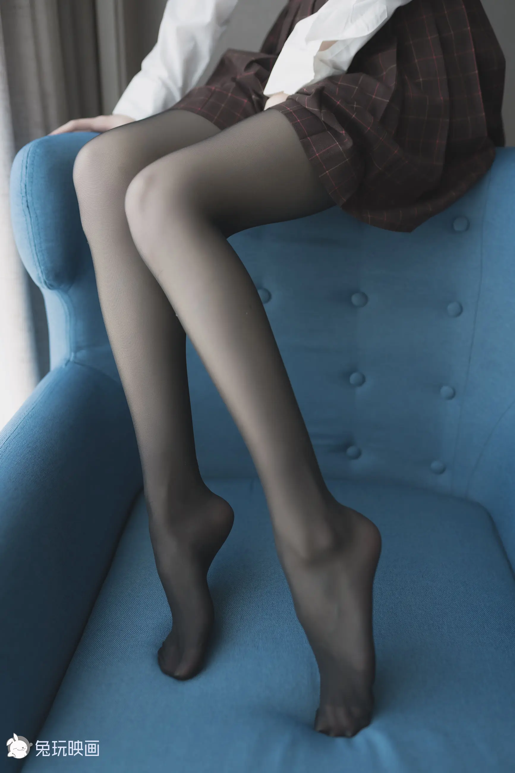 [兔玩映畫] - 藍椅子上的黑絲少女