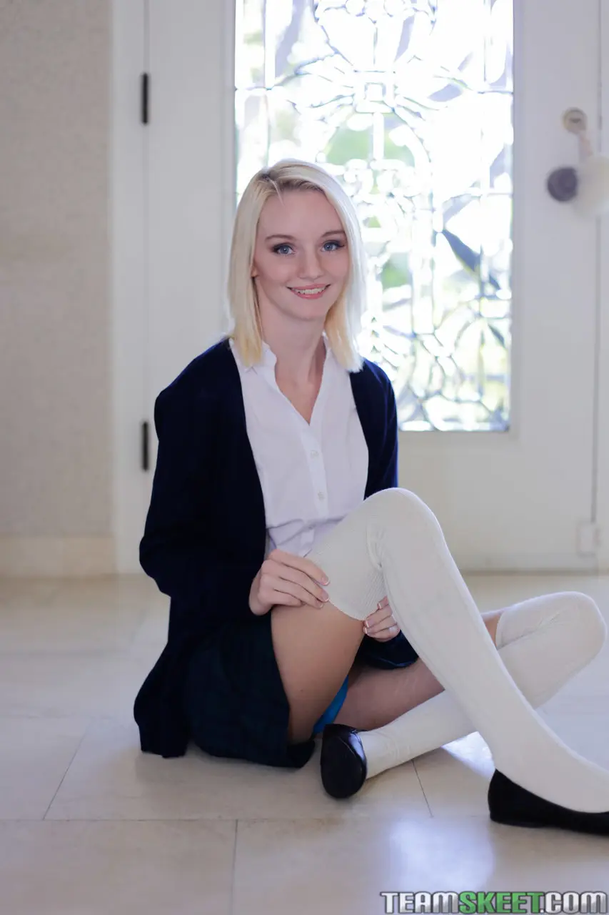 Delicious blonde Sammie Daniels strips to her socks and plays piano