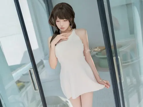 顔值博主咬一口兔娘同居姐姐主題私房性感原色吊帶短裙配超薄肉絲秀曼妙身姿誘惑寫真