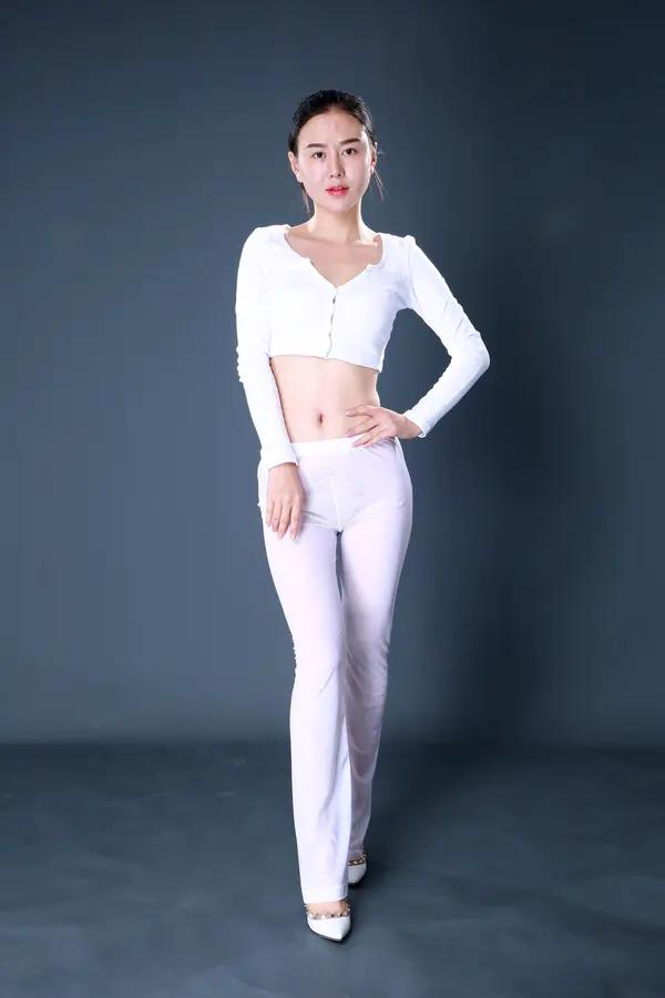 國模小雅大尺度人體私拍套圖