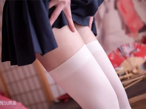 [兔玩映畫] - 藍白領域透漏著的腳趾