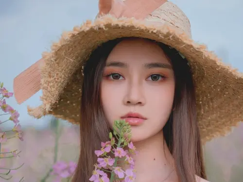 網絡美女年年Nnian花野主題戶外油菜地性感白色低胸連衣短裙半脫秀惹火身材誘惑寫真