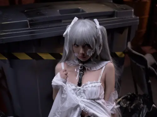 Coser美女小和甜酒rurudo初音醬主題性感黑色情趣服飾配白絲襪秀油亮肌膚誘惑寫真