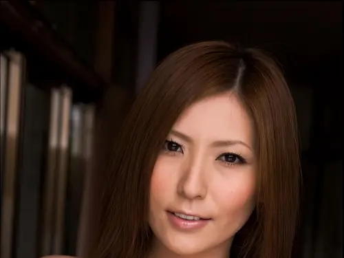 [椎名ゆな] 眼神真是勾人啊.....前凸後翹身材真犯規