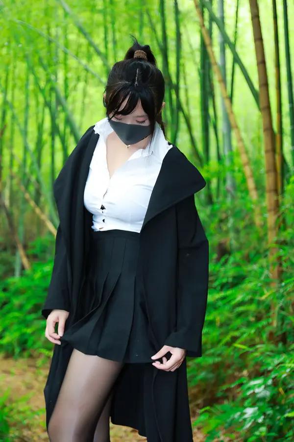 李佳《黑百褶裙森林》