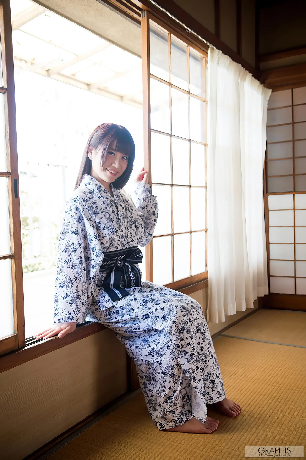 [初美りん] 飽滿美乳誘人 深邃事業線好想埋進去