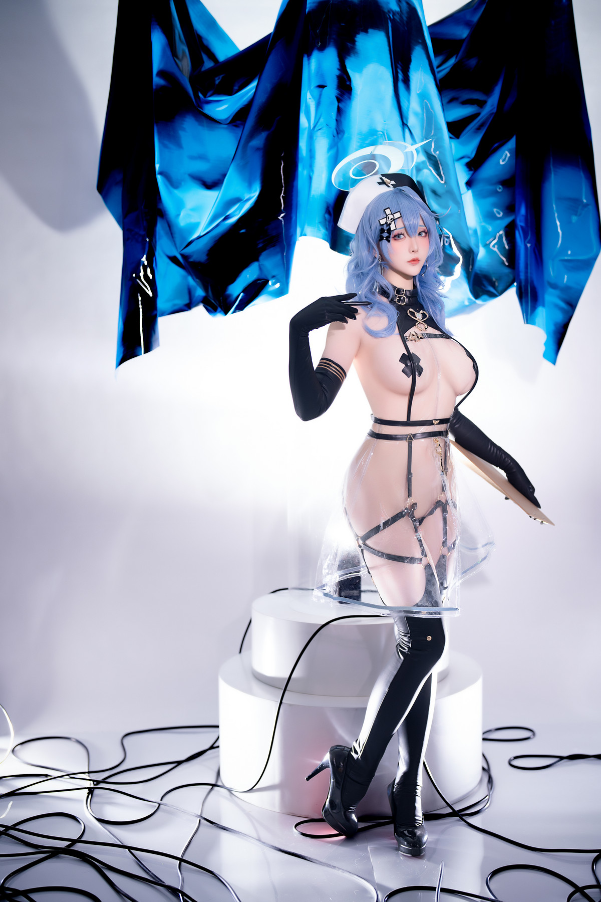 Coser小姐姐星之遲遲天雨亞子主題性感黑色情趣護士服配黑皮吊襪秀惹火身材誘惑寫真