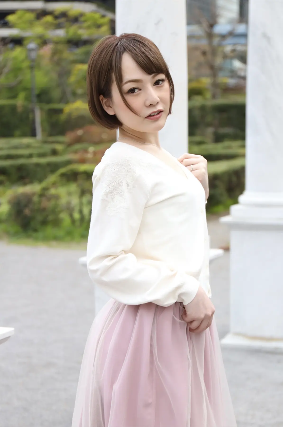 桜坂まみ - まるで人形のような色白もち肌の若妻