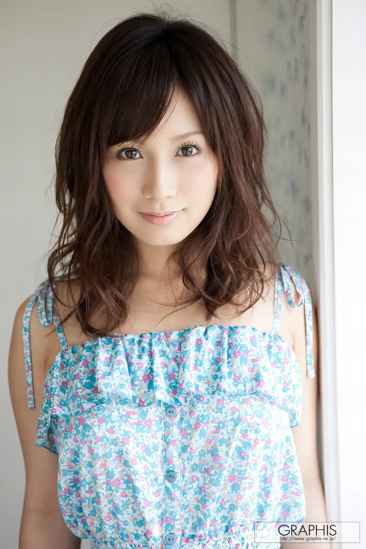 [小島みなみ] 面容精緻笑容甜美 白嫩Q彈美乳溢出