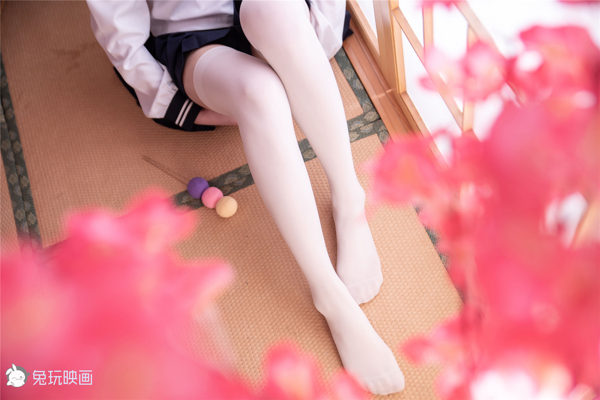 [兔玩映畫] - 藍白領域透漏著的腳趾