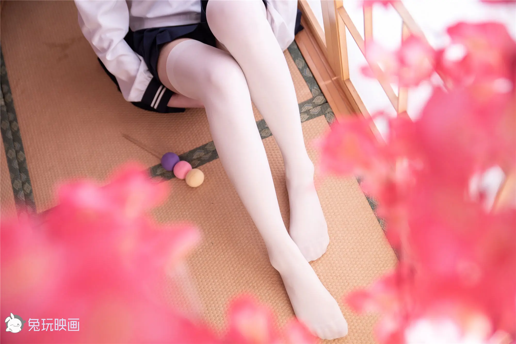 [兔玩映畫] - 藍白領域透漏著的腳趾